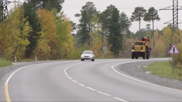 オシュコシュ200Baxトラック搭載ローダークレーン 高速道路での交通 — ストック動画