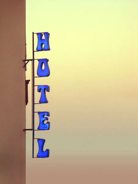 Skylt För Hotellet Sunset Bakgrund Laterala Vertikala Tecken Hotellet Neonfärger — Stockfoto