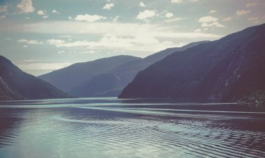 Fiyort ve dağ Vadisi. Güzel bir göl yüzeyine dağlarla çevrili.