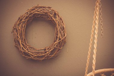 Örgülü çelenk duvarda. İskandinav tarzı ev dekorasyon.