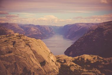 Yüksek irtifada gün batımı. Panorama bir popüler turistik yerden.