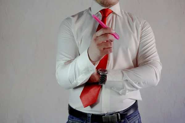白いシャツ、赤いネクタイ、白い背景の大きな手でビジネス スタイルの立派な男. — ストック写真