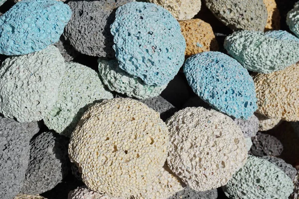 Molte pietre di pomice porosa multicolore sono una accanto all'altra. Texture colorata pastello — Foto Stock