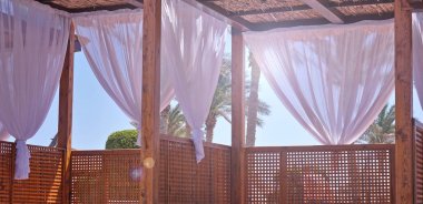 Beyaz kumaş perdeler Rüzgar deniz kıyısı meltemde ile tente tutuyor