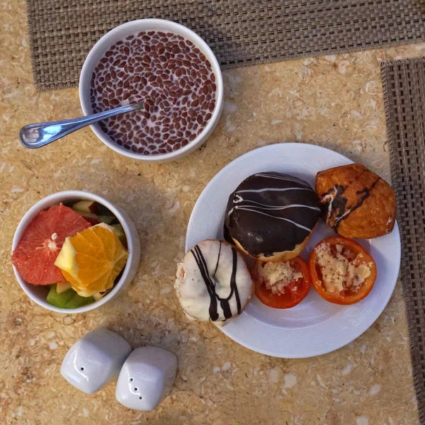 Café da manhã saudável com leite, muesli, rosquinhas e frutas, em um fundo de madeira. Vista superior — Fotografia de Stock