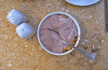 Stracciatella beyaz kaşık ile küçük kase yoğurt