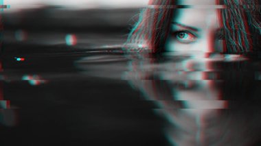 Tatilde. Gölde bikinili, şehvetli bir kız. Kızıl saçlı kadın bu şekilde rahatlarken eğleniyor. Yaz zamanı..