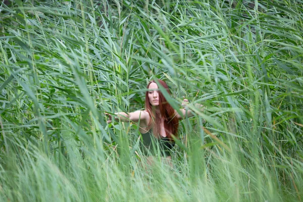 Liburan. Gadis sensual dengan bikini dalam air di danau. Wanita berambut merah bersenang-senang santai di seperti. Musim panas. — Stok Foto