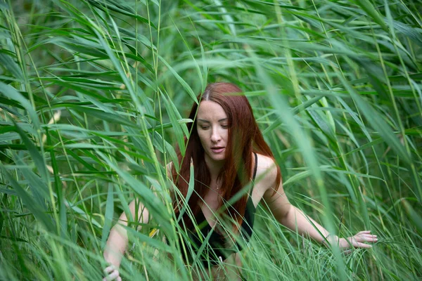 Férias. Menina sensual em biquíni na água no lago. Mulher ruiva se divertindo relaxando no gosto. Hora de Verão . — Fotografia de Stock