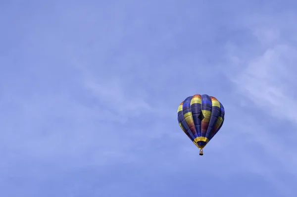 Balonu na ogrzane powietrze w niebo — Zdjęcie stockowe