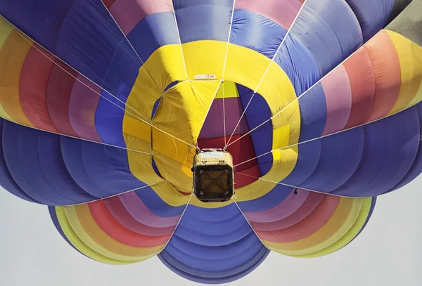 Balonem widokiem z niski kąt — Zdjęcie stockowe