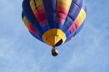 Düşük açılı gelen sıcak hava balonu yakın çekim