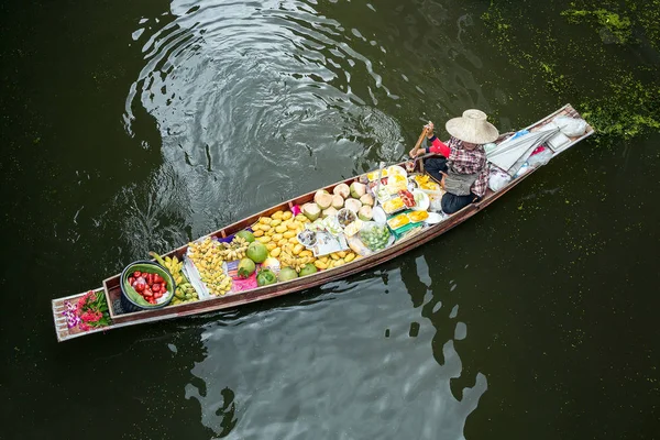 サムット サーコーン フローティング市場 タイで果物の販売ボート — ストック写真