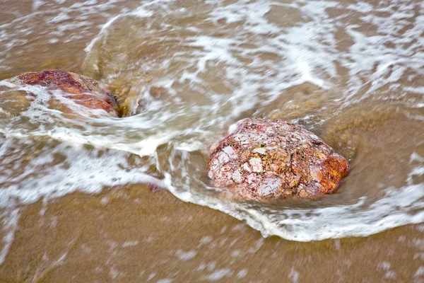 水の波とビーチに岩 — ストック写真