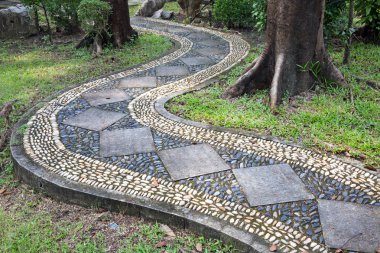 Parkta rahatlamak için taş kaldırım.