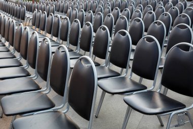 Satır açık sandalye.