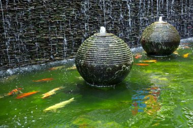 Dekoratif şelaleler ve göletler çevrenin güzelleştirmeye.