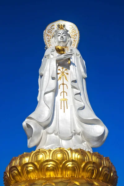 Die Statue Des Guan Yin Freien Auf Einem Schönen Blauen — Stockfoto