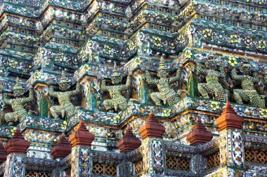 Güzel alçı heykeller çevresinde Tapınağı, Wat Arun, Rajaworaram, Tayland.
