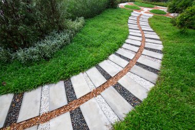 Parkta güzel bir yürüyüş parkurları süslemeleri.