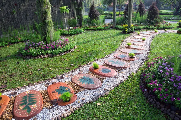 Hermosas Pasarelas Mezclan Con Naturaleza Parque —  Fotos de Stock