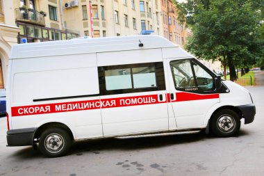 Ambulans Saint Petersburg, Rusya 'daki hastaya gidiyor.