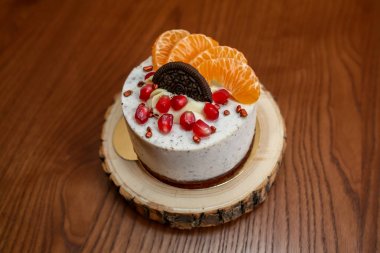 tatlı bir stand ahşap bir masa üzerinde yuvarlak mousseous