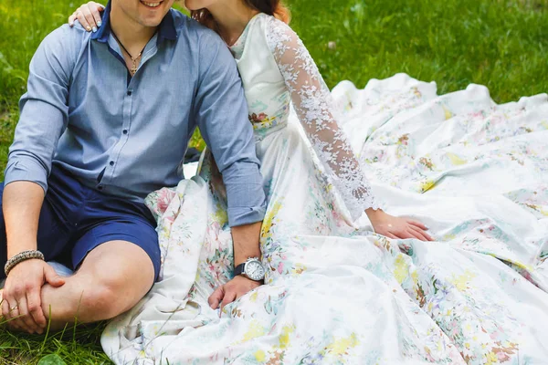 Joven pareja amorosa al aire libre sentado en la hierba y abrazos — Foto de Stock