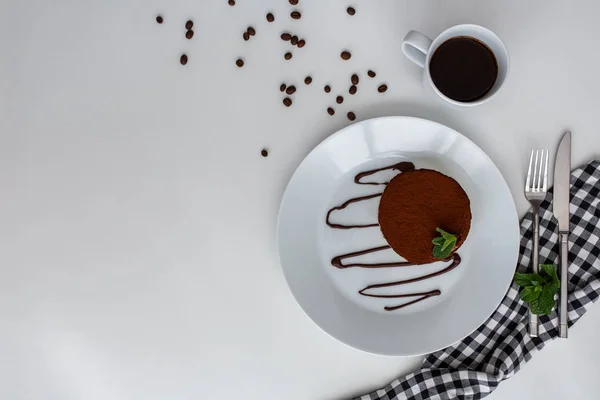 Tenra sobremesa tiramisu na mesa com xícara de café, guardanapo — Fotografia de Stock