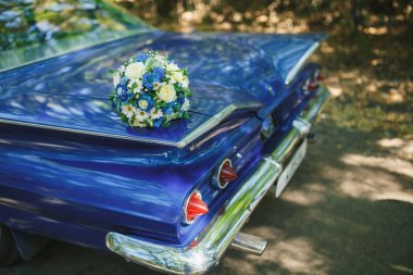 Eski düğün arabasında düğün buketi