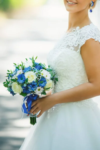 Buquê de casamento de beleza nas mãos da noiva — Fotografia de Stock