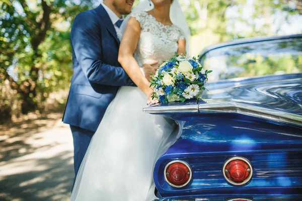 結婚式のカップルのビンテージ車でポーズ — ストック写真