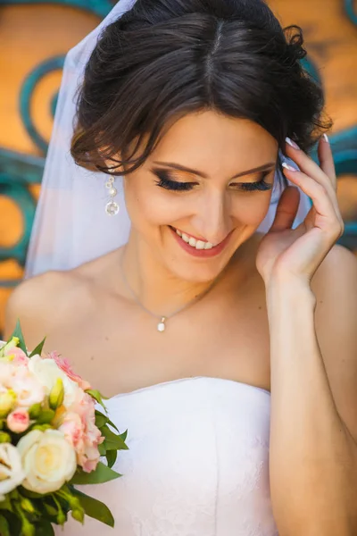 Portrait de mariée sourire en robe de mariée avec bouquet — Photo
