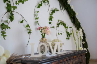 Beyaz yazıt aşk tablo ve çiçekli vazo