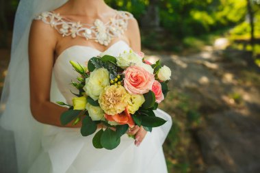 ormandaki gelinin elinde clouse-up düğün buketi
