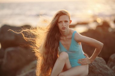 Romantik tutku genç kız vahşi tropikal deniz arka plan.