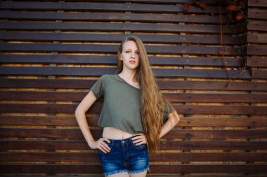 hippi kız kamera Caddesi üzerinde ahşap arka plan üzerinde seyir.