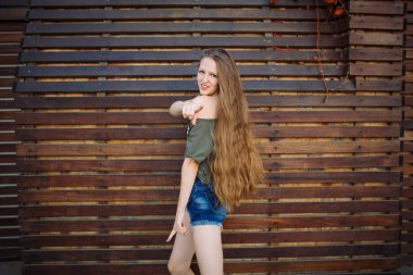 Duvar arka plan boşaltmak üzerinde tutkulu kız Puan hakkını