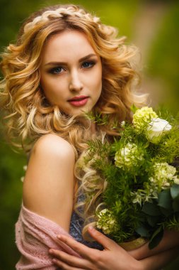 Bornoz güzel boudoir gelin elbise manzara arka plan orman