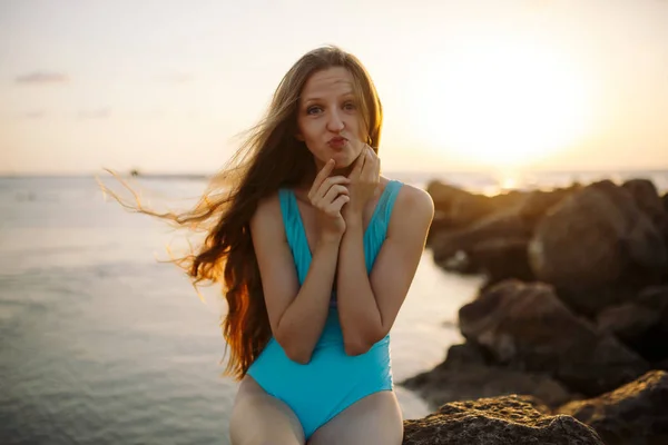 Mädchen mit langen Haaren steht im Meer und sieht aufgeregt aus. — Stockfoto