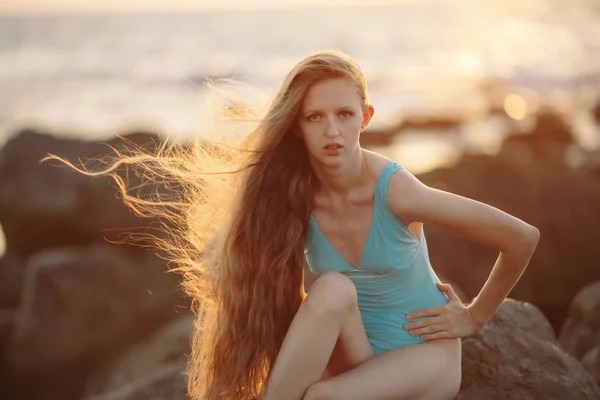 Romantische Leidenschaft junges Mädchen vor wildem tropischen Meer Hintergrund. — Stockfoto