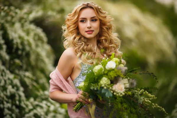 Schöne Boudoir Braut im Bademantel Kleid auf Landschaft Hintergrund Wald — Stockfoto