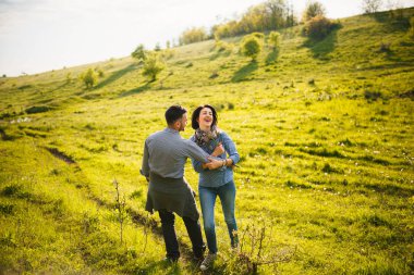 Yaşam tarzı, Park güneşli oyunun mutlu çift