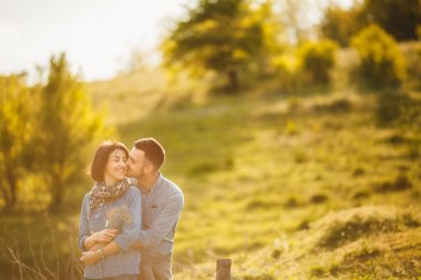 kaç gün batımında ilkbaharda kırsal çayırda sarılma