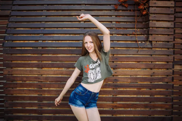 Photoshoot sırasında eğlenmek zarif uzun saçlı kadın.