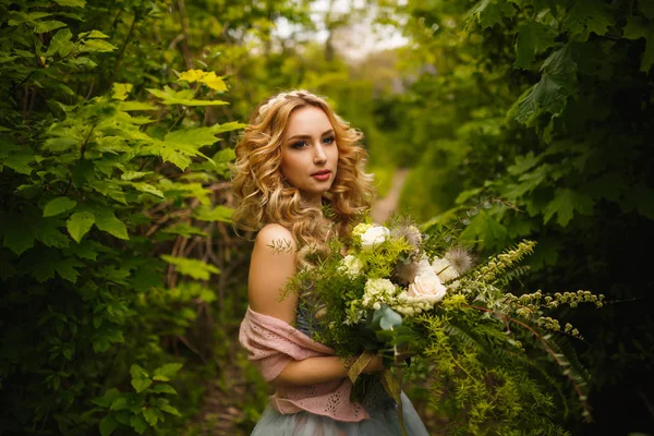 Magnifique style de mariée profiter de la marche en été ou au printemps forêt — Photo
