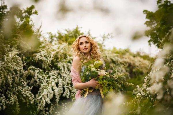 Stil mireasa superb se bucură de mers pe jos în pădure de vară sau de primăvară — Fotografie, imagine de stoc