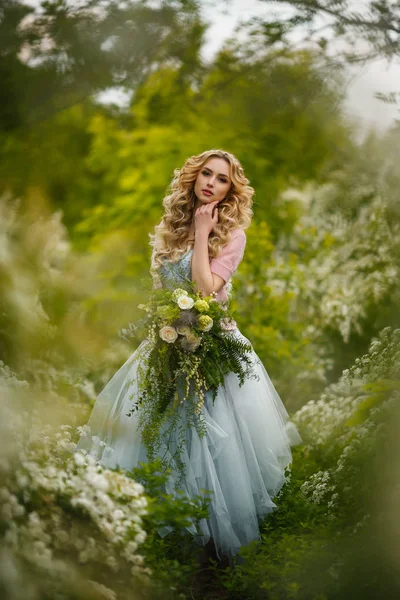 Elegante jovem noiva loira andando no jardim de verão — Fotografia de Stock