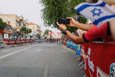 Bisikletçiler yolculuğu 05 Mayıs 2018 İsrail Tel Aviv sokaklarında İtalya Bisiklet Turu yarış sırasında paket