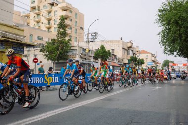 Bisikletçiler yolculuğu 05 Mayıs 2018 İsrail Tel Aviv sokaklarında İtalya Bisiklet Turu yarış sırasında paket